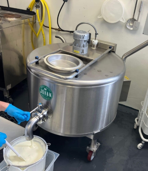 Yoghurt is terug gekoeld en wordt afgetapt.